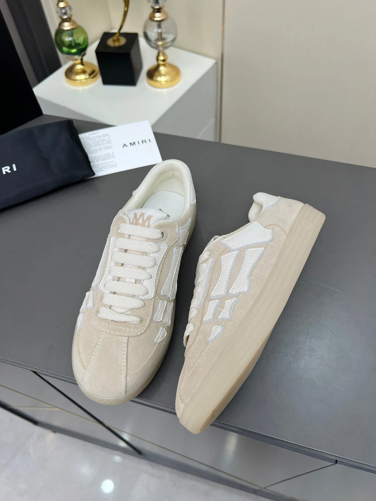 Men's Men's Shoes 💰580 Bone Shoes · AMIRI Skel-Top AMIRI 🔥 launches a new "ThePacific" series of low-top casual sports moral training shoes in the early spring of 2025. This iconic shoe covers men's and women's shoes, drawing inspiration from the brand's classic sports style and elegantly integrating West Coast style. "The Pacific" contrasting five-pointed star series is rooted in Amiri's unique California genes, showing the freedom and leisure atmosphere of the West Coast. This series launches two styles that incorporate the brand's iconic elements: the leather version is made of pure white leather with a same-color sole, and is embellished with star patterns on the side of the shoe, just like the bright starry sky of California. The black and ocean blue colors are shared by men and women, and there is also a red star model exclusive for men and a light pink star model exclusive for women. The suede model is decorated with the brand's classic bone pattern on the side of the shoe. The rubber sole and suede fabric complement each other. The color scheme covers black, chocolate and sand, and is suitable for both men and women. Made of imported cowhide and decorated with bone pieces on the sides of the upper, it is novel and unique and has a good three-dimensional effect! High-density breathable mesh lining + original molded TPU outsole 🙏 Recommended by celebrities, bloggers and internet celebrities, 🚵🏻 an indispensable item for shopping, partying and traveling. One of the most unmissable sneakers in 2025 ✦Color: 10 colors available ✦Size: Women’s size 35--40 ✦Size: Men’s size 39--45